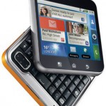 Quadratisches Android-Smartphone Motorola Flipout bei mehreren Händlern verfügbar