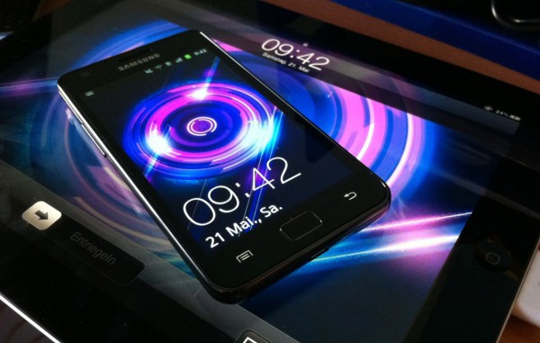 samsung_galaxy_s2_apple_ipad2