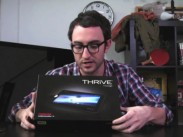 Video: Android-Tablet Toshiba Thrive wird ausgepackt (irgendwie) Video: Android-Tablet Toshiba Thrive wird ausgepackt (irgendwie)