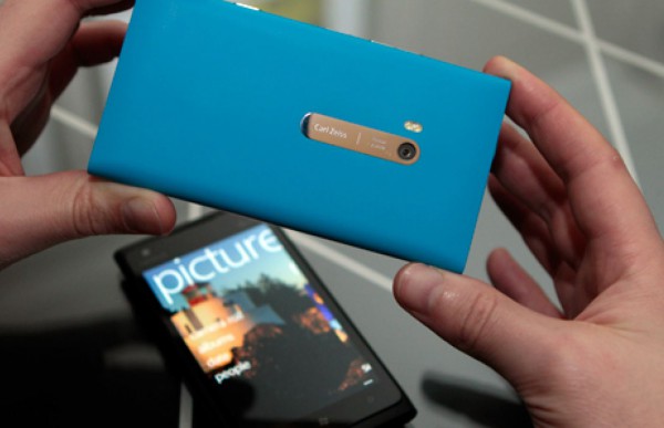 NOkia_Lumia_900_Header_2