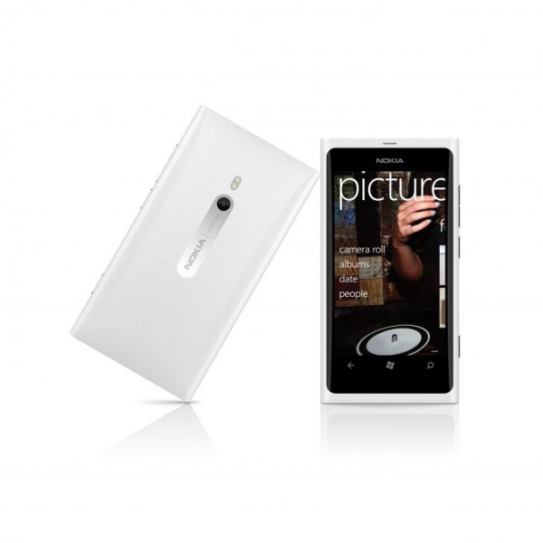 700-nokia-lumia-800-white-back-and-front