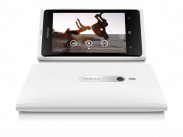 700-nokia-lumia-800-white-video-screen