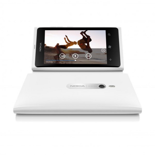 700-nokia-lumia-800-white-video-screen