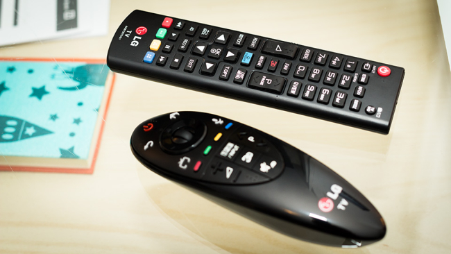 LG-55LB870V-beide-Fernbedienungen