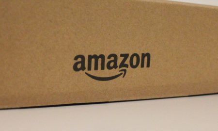Amazon Logo auf Karton