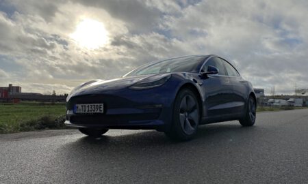Tesla Model 3 Blau Header