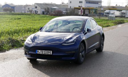 Tesla Model 3 Blau Header