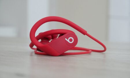 Apple Powerbeats 4 Header