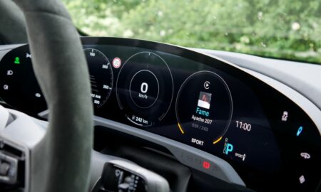 Porsche Taycan Turbo S Display Fahrer