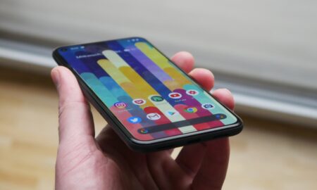 Google Pixel 5 Hand Seite