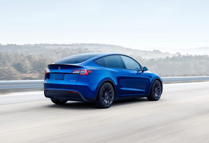 Tesla Model Y Blau Header