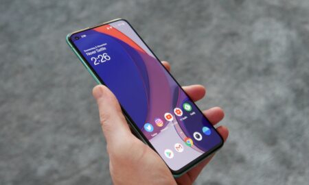 Oneplus 8t Hand Front