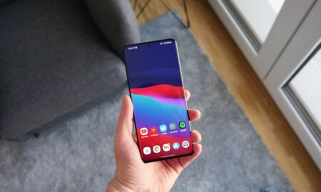 Samsung Galaxy S21 Ultra Hand