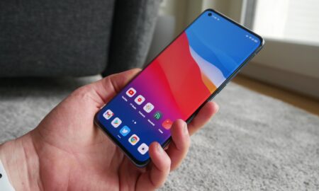 Oppo Find X3 Pro Hand
