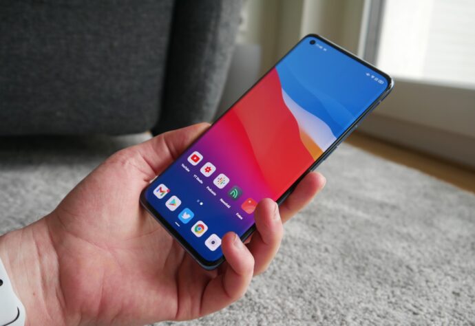 Oppo Find X3 Pro Hand