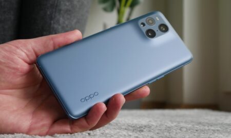 Oppo Find X3 Pro Hand Blau
