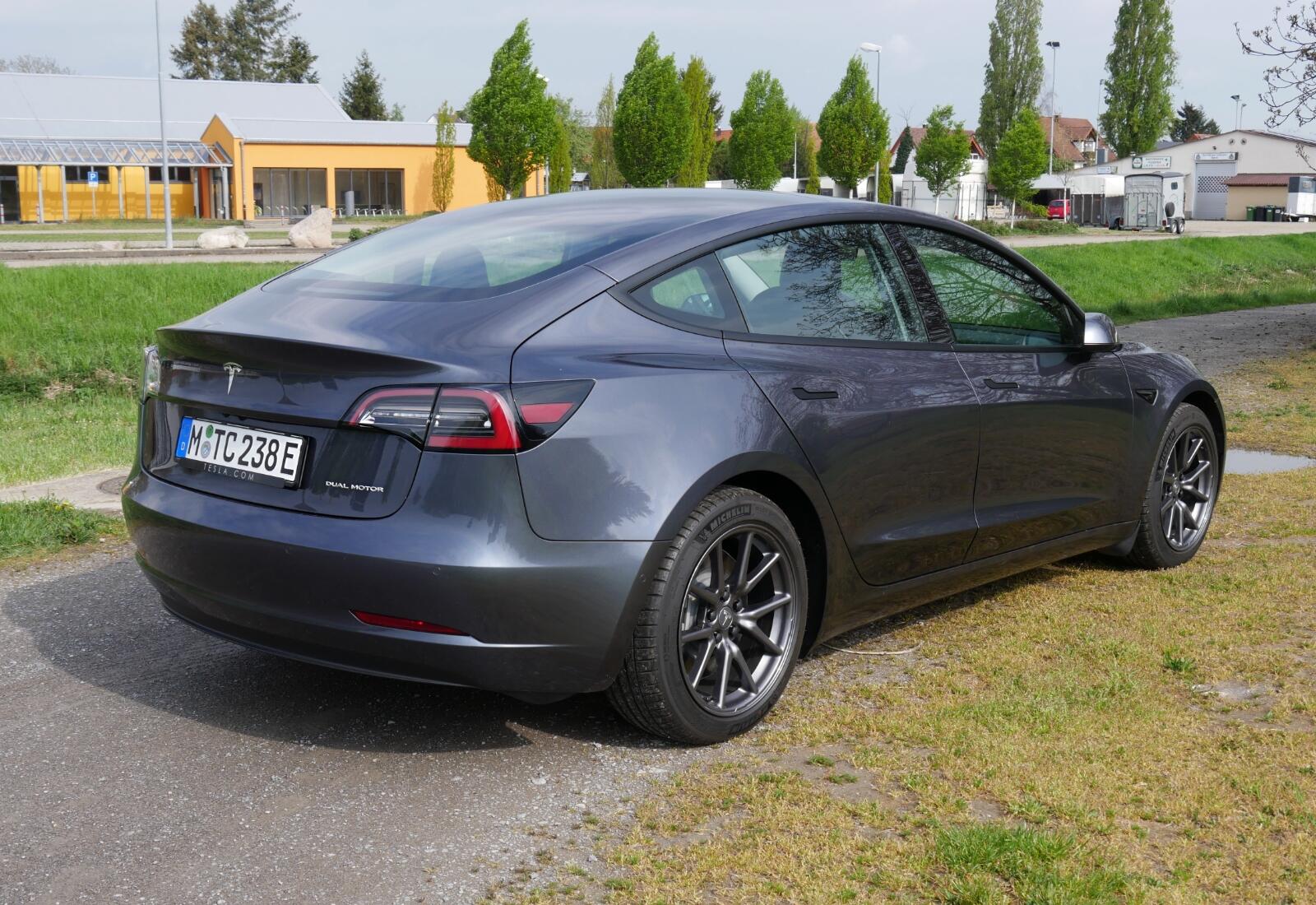 Bild › Tesla Model 3 2021 Heck Seite