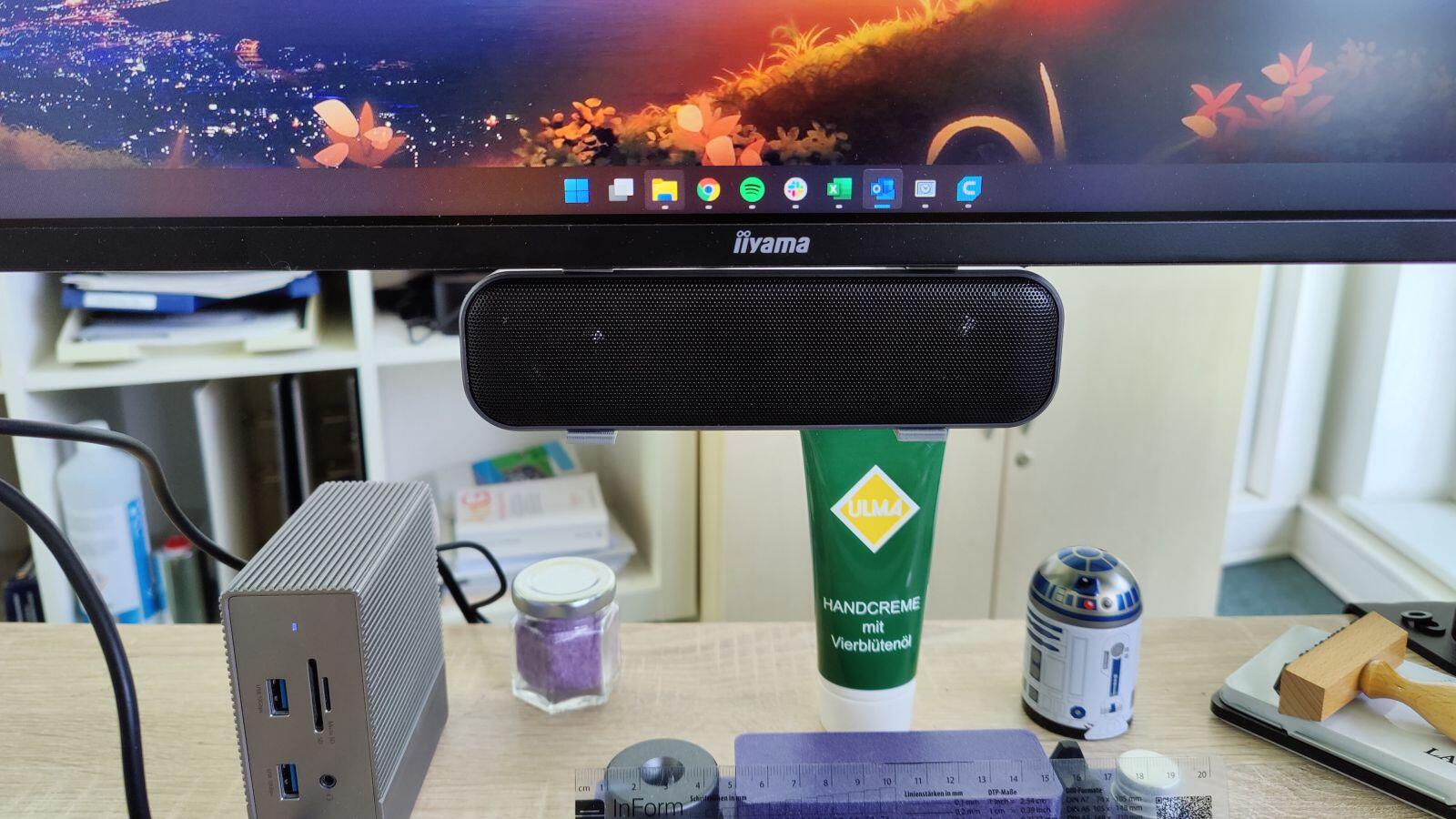 Mini Usb Speaker Am Monitor Mit Gedruckter Halterung