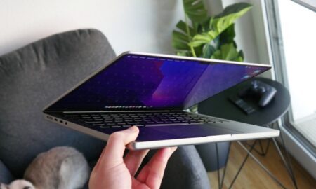 Apple Macbook Pro 2021 Hand
