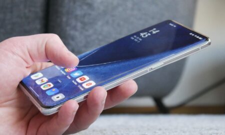 Oppo Find X5 Pro Hand Header