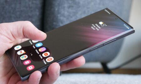Samsung Galaxy S22 Ultra Hand