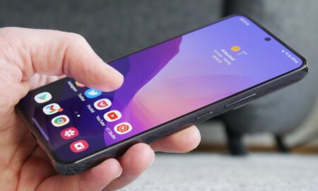 Samsung Galaxy S22 Hand
