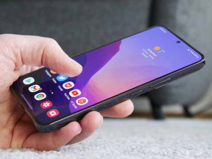 Samsung Galaxy S22 Hand