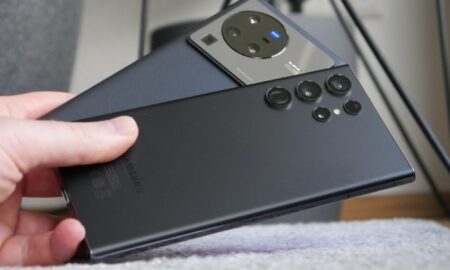 Samsung Galaxy S22 Ultra Vivo X80 Pro Hand
