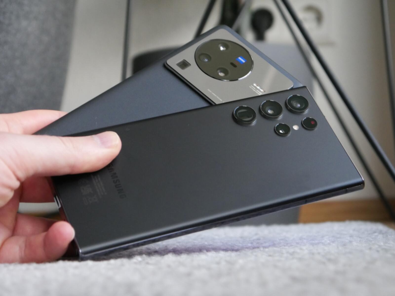 Samsung Galaxy S22 Ultra Vivo X80 Pro Hand