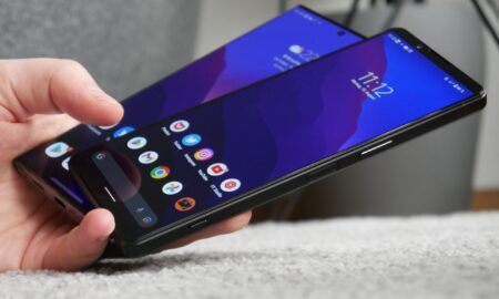 Samsung Galaxy S22 Ultra Sony Xperia 1 Iv Hand
