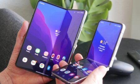 Samsung Galaxy Z Flip Fold 4 Hand