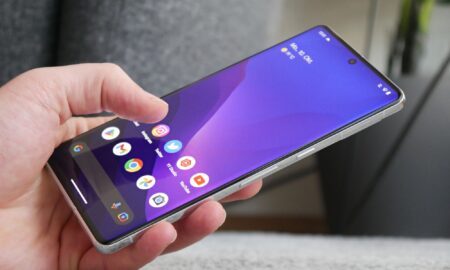Google Pixel 7 Pro Hand