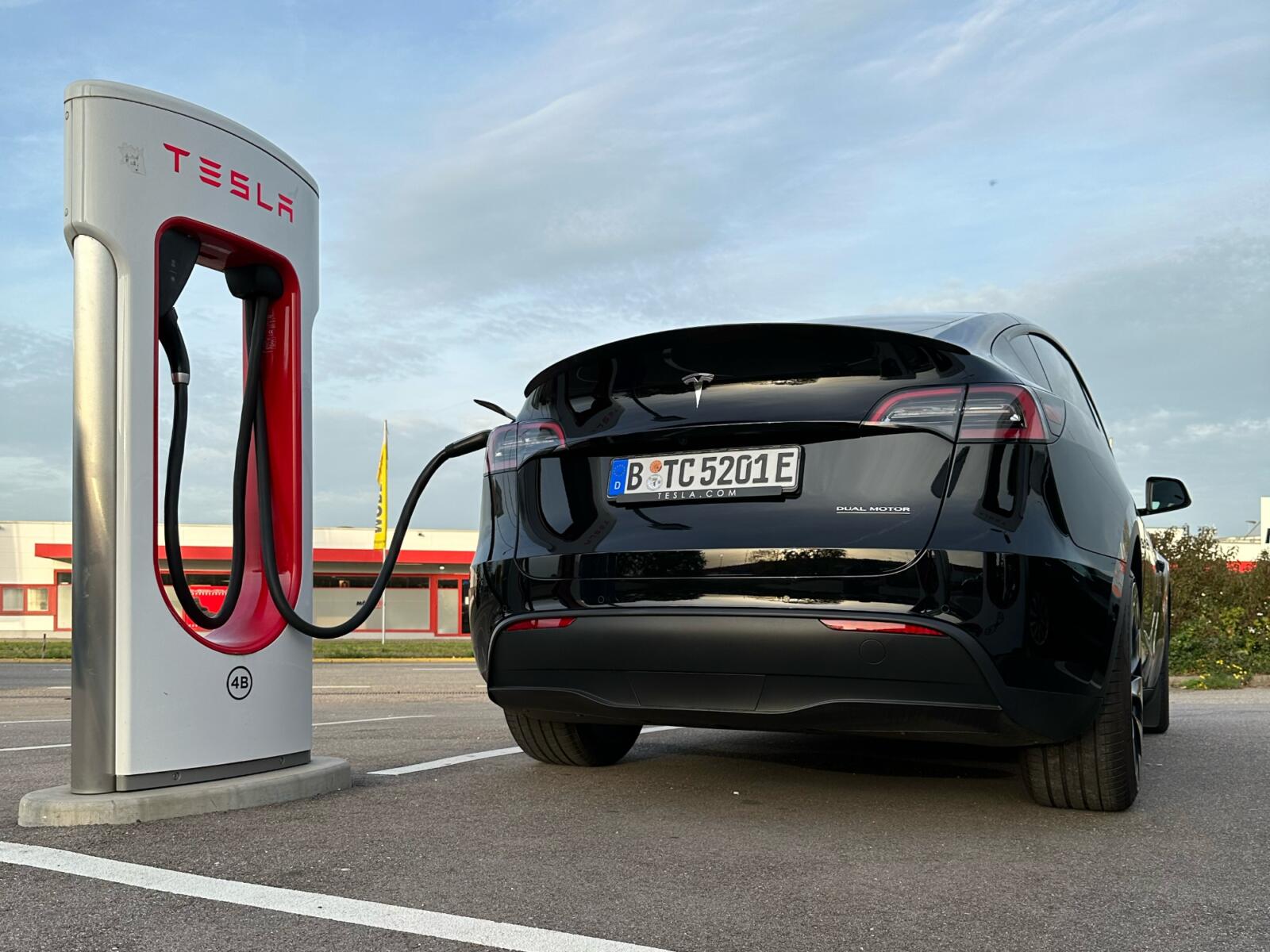 Is Tesla becoming a monopoly when it comes to charging?  – mobiFlip.de