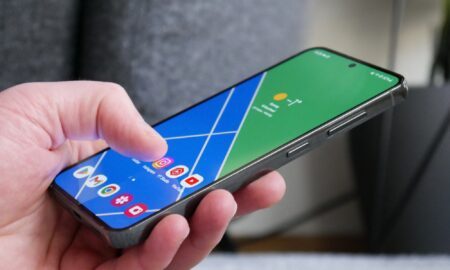 Samsung Galaxy S23 Hand