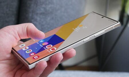 Samsung Galaxy S23 Ultra Hand