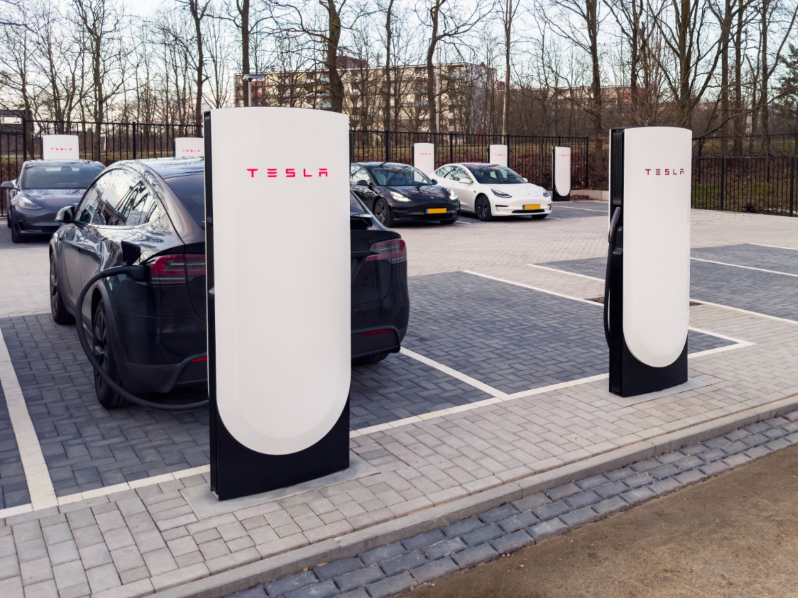 Supercharger V4 Tesla baut neue Ladesäulen in Europa auf