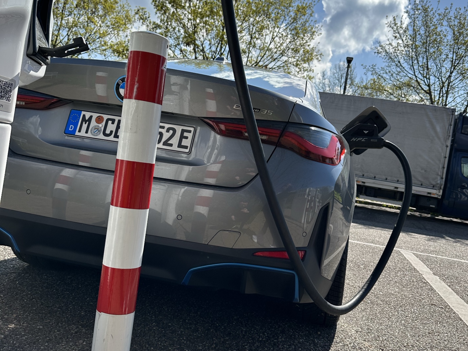 Automobilclub-startet-Elektroauto-Abschleppservice-zur-n-chsten-Lades-ule