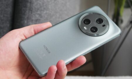 Honor Magic 5 Pro Hand Back