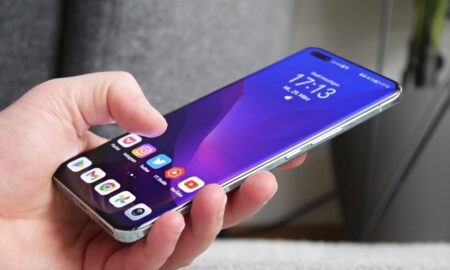 Honor Magic 5 Pro Hand Front