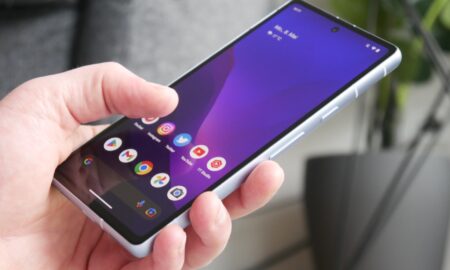 Google Pixel 7a Hand