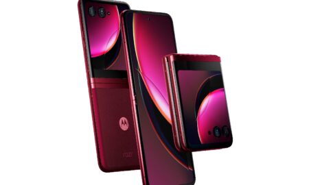 2023 Razr 40 Ultra Vivamagenta Product Render Angle 02