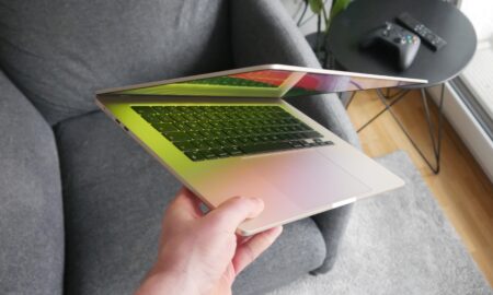 Apple Macbook Air 15 Hand