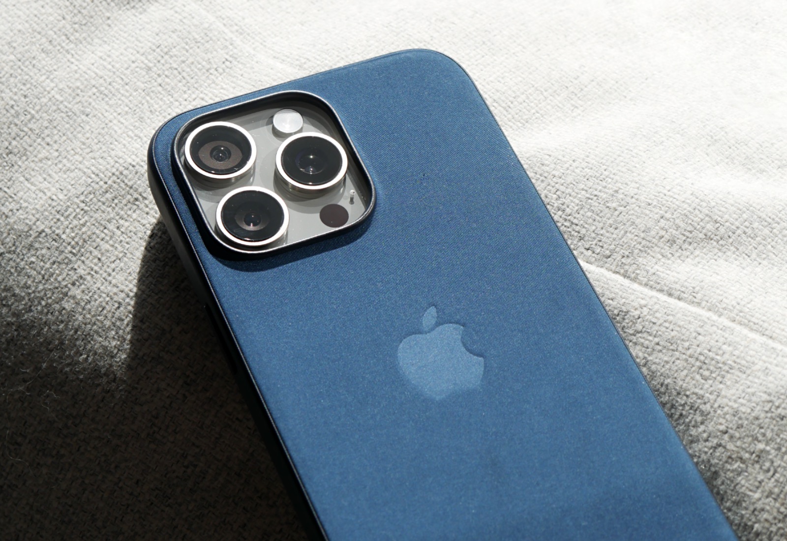 Apple Feingewebe Case Iphone 15 Pro Header