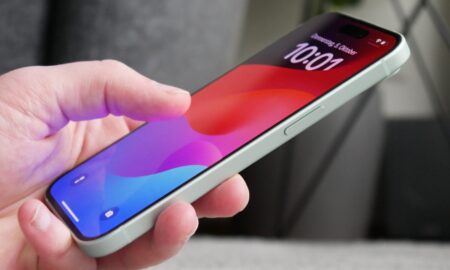 Apple Iphone 15 Hand