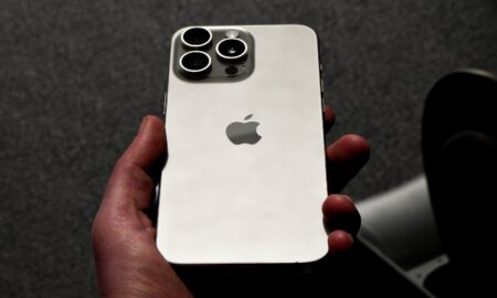 Apple Iphone 15 Pro Titan Hand