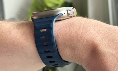 Apple Watch Ultra Nomad Sport Band Blau Arm