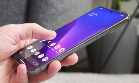 Google Pixel 8 Pro Hand