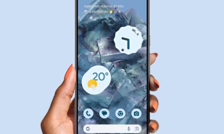 Google Pixel 8 Pro Hand