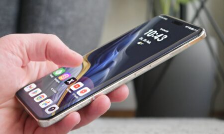 Honor Magic 6 Pro Hand