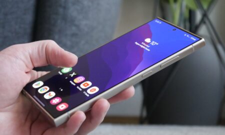 Samsung Galaxy S24 Ultra Hand